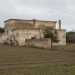 Varchiamo l'ingresso e percorriamo un vialetto che ci porta dinanzi a una masseria ottocentesca disabitata